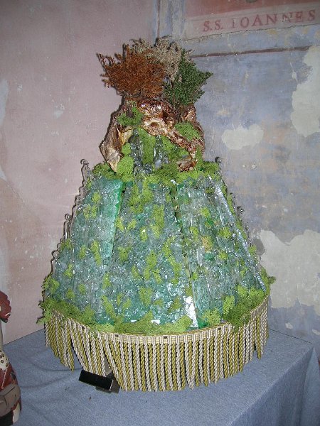 BOEMIA monoblocco con figure rapr. anime e pensieri che si arrampicano verso la grotta.JPG