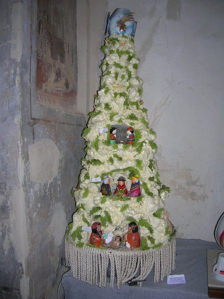 Torre girevole con 12 natività di 12 nazioni realizz. da studenti americani in stage per il -Sogno del presepe-.JPG