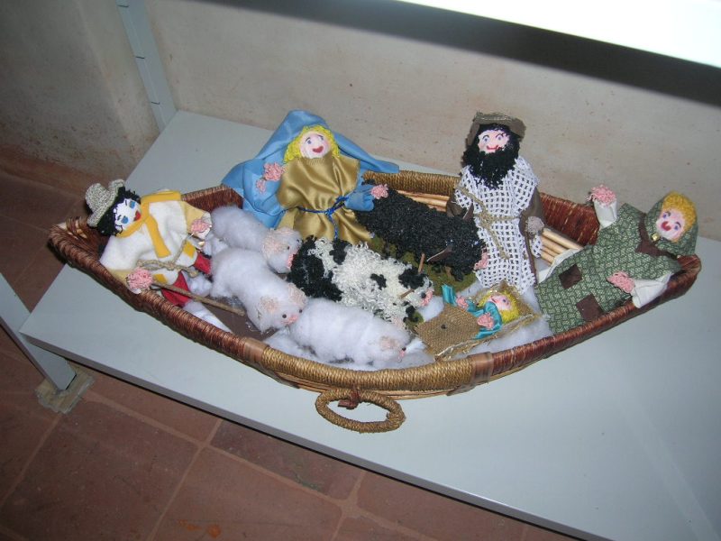 Opera Pia Catiglioni(Formigine)  barca in vimine-figure in stoffa.JPG